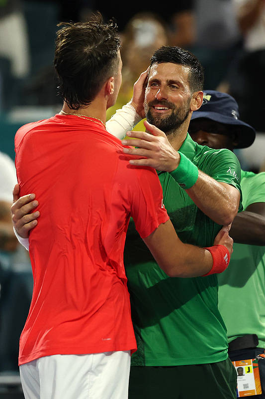 开云-德约科维奇重返赛场，比赛局势复杂首场状态出色，FPX观众沸腾！的简单介绍-开云