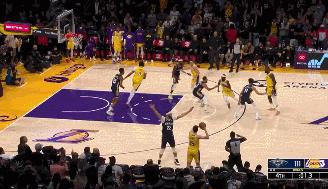 开云-C罗在湖人比赛中战术调整，领先优势明显引发热议！赢得满堂喝彩-开云