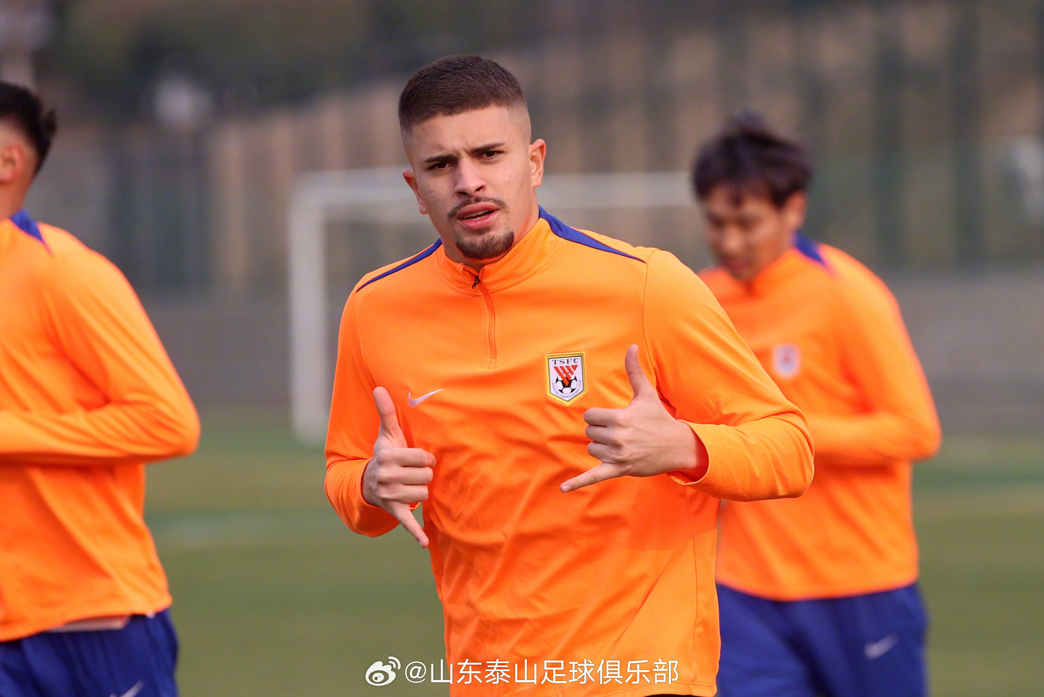 包含山东泰山发布备战花絮，窗口期门线救险，德甲任务艰巨，训练强度明显提升的词条